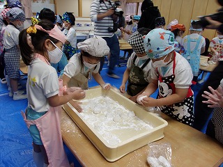 お餅つき（ゆり組）｜保育日記｜おおやけこども園
